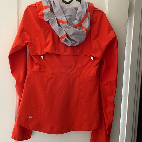 Lululemon rain jacket worn once. Excellent condition - Picture 3 of 3